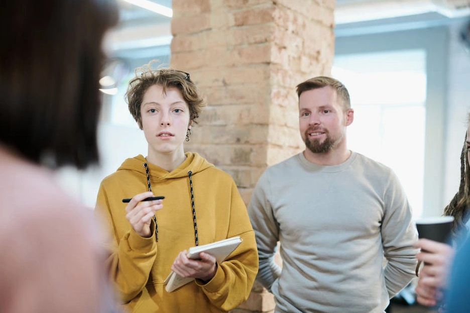 Ofiste beyin fırtınası yapan çeşitli yaşlardan oluşan bir ekip